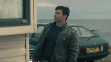 Blouson aviateur vert Monte Carlo porté par le DCS Simon Lees (Steve John Shepherd) comme on le voit dans Karen Pirie (S02E02)