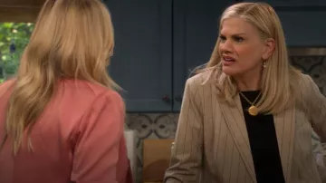 Collar con colgante de coco de Chanel usado por 
Carol (Kristen Johnston) como se ve en Leanne (S01E01)