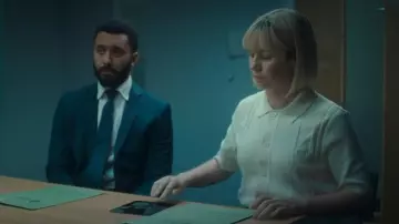 Fred Perry Chemise en tricot à boutons portée par DS Karen Pirie (Lauren Lyle) comme on le voit dans Karen Pirie (S02E03)