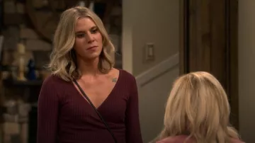 Body Super Soft Ribbed Wrap Top porté par Josie (Hannah Pilkes) comme on le voit dans Leanne (S01E01)