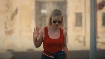 Nouveau Look Rouge Large Sangle Col Scoop Gilet côtelé porté par DS Karen Pirie (Lauren Lyle) comme on le voit dans Karen Pirie (S02E03)