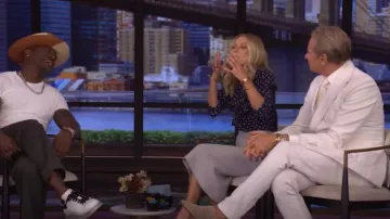 Camisa de seda de lunares Miu Miu usada por Kelly Ripa como se ve en LIVE with Kelly and Mark el 31 de julio de 2025