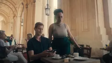 Suivant Ribbed Racer Tank Vest Sleeveless Top porté par Rosie Duff (Anna Russell-Martin) comme on le voit dans Karen Pirie (S02E03)