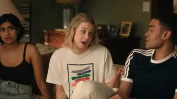 USA Love USA 22 Stamp Graphic T-Shirt usado por Billie Schaeffer (Lucy Freyer) en Adultos (S01E08)