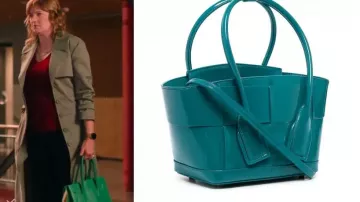 My Life is Murder S05 Lucy Lawless Green handbag of Alexa Crowe (Lucy Lawless) in My Life Is Murder (S05E01)