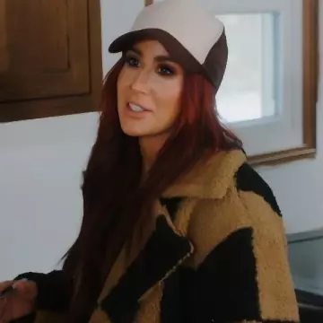 Este abrigo a cuadros Sherpa usado por Chelsea DeBoer (Chelsea Houska) en Down Home Fab (S03E07)