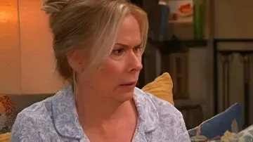 Ce pyjama imprimé forêt de contes de fées porté par Leanne (Leanne Morgan) en Leanne (S01E08)