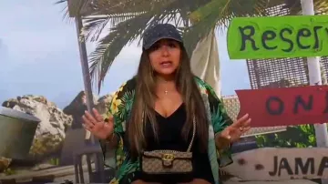 Bolso de hombro pequeño Gucci GG Marmont usado por Nicole Polizzi como se ve en Jersey Shore: Vacaciones familiares (S08E10)