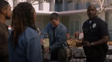 Veste chemise entièrement zippée en mélange de nylon Reiss Hylo portée par John Nolan (Nathan Fillion) comme on le voit dans The Rookie (S07E14)