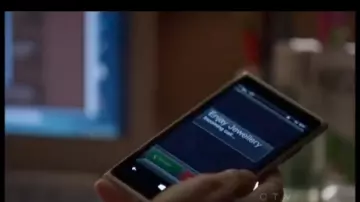 Nokia lumia 920 de Oliver Queen / Green Arrow (Stephen Amell) en Arrow (S04E03)