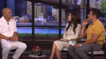 Camiseta de organza Patrizia Pepe usada por Jackie Tohn como se ve en LIVE with Kelly and Mark el 4 de agosto de 2025