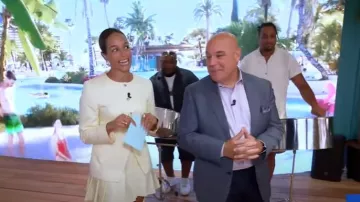 Mini-jupe plissée en sergé Sabine de French Connection portée par Jessica Sims comme on le voit dans Good Morning America le 29 juillet 2025