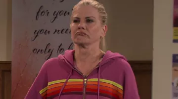 Kristen Johnston Sudadera con capucha a rayas arcoíris rosa usada por Carol (Kristen Johnston) en Leanne (S01E14)