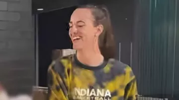 Sudadera Flip Cup Tic-Tac-Toe Camo de Caitlin Clark en Caitlin Clark responde a su rival de la WNBA: "¡No te tengo miedo!"