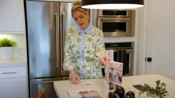 Cinq à Sept Ivy Paisley Tirza Vestido usado por Gina Kirschenheiter como se ve en The Real Housewives of Orange County (S19E04)