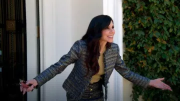 Chaqueta de tweed L'Agence Angelina usada por Heather Dubrow como se ve en The Real Housewives of Orange County (S19E04)