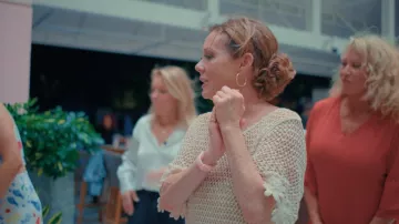 Blusa de crochet floral Kobi Halperin Sabine usada por Kelli Finglass como se ve en AMERICA'S SWEETHEARTS: Dallas Cowboys Cheerleaders (S02E06)