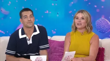 Polo de algodón con cuello abierto en contraste Venroy usado por Matt Rogers como se ve en Today with Jenna & Friends el 4 de agosto de 2025