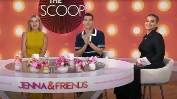 Vestido midi de jersey drapeado de manga larga Rabanne usado por Nessa Diaby como se ve en Today with Jenna & Friends el 4 de agosto de 2025