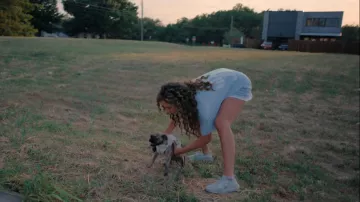 Paradise Ave Good Things Are Coming Tee porté par KayDianna comme on le voit dans AMERICA’S SWEETHEARTS : Dallas Cowboys Cheerleaders (S02E07)