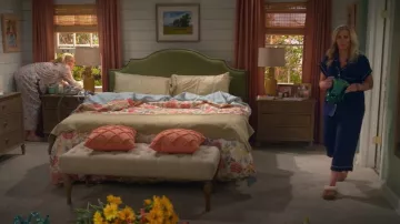 Pantoufle Ugg Scuffette II portée par Leanne (Leanne Morgan) comme on le voit dans Leanne (S01E02)