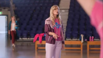 Forever 21 Colorblock Wndbreaker porté par Brenda Levine (Lisa Hensley) comme on le voit dans My Life Is Murder (S05E01)