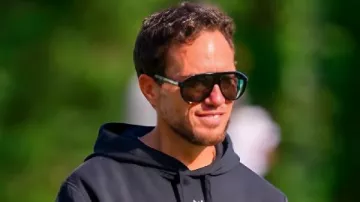 Sudadera con capucha negra del campo de entrenamiento de los Dolphins de Mike McDaniel en Mike McDaniel con micrófono para el campamento de entrenamiento l Miami Dolphins