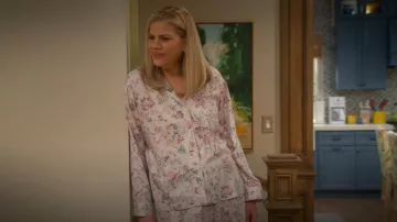 Lauren Ralph Lauren à manches longues col cranté pantalon long satin imprimé floral pyjama porté par Carol (Kristen Johnston) comme on le voit dans Leanne (S01E02)