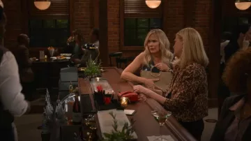 Bolso vegano La Terre Carryall usado por Leanne (Leanne Morgan) como se ve en Leanne (S01E03)