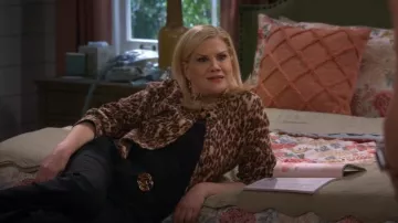 Cinturón de cuero Gucci GG Marmont usado por Carol (Kristen Johnston) como se ve en Leanne (S01E03)