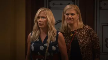 Collar con colgante de coco de Chanel usado por Carol (Kristen Johnston) como se ve en Leanne (S01E03)