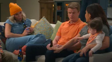Guess Classic Western Tie Hem Shirt usado por Josie (Hannah Pilkes) como se ve en Leanne (S01E04)