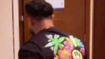 Camiseta con logo de globos de vacaciones familiares de Jersey Shore usada por DJ Pauly D en Positively Pissed ???? | Jersey Shore: Vacaciones familiares | MTV