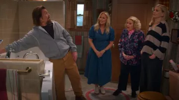 Vestido camisero midi de mezclilla de manga corta Pilcro usado por Leanne (Leanne Morgan) como se ve en Leanne (S01E05)