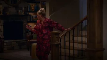 Pijamas Trina Turk x BedHeadConjunto de pijama de popelina de popelina con manga 3/4 floral africana para mujer usado por Leanne (Leanne Morgan) como se ve en Leanne (S01E05)