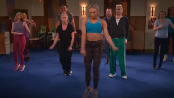 Adidas Originals Adicolor Classics Firebird Pantalon de survêtement porté par Carol (Kristen Johnston) comme on le voit dans Leanne (S01E05)