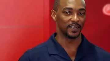 Gran Premio de Hungría de F1 2025 Camiseta Ferrari usada por Anthony Mackie en Anthony Mackie fue visto charlando con la leyenda de la F1 Lewis Hamilton en el Gran Premio de Hungría
