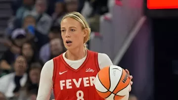 Esta camiseta roja de Indiana Fever usada por Sophie Cunningham en el juego de baloncesto Fever Vs Aces 2025