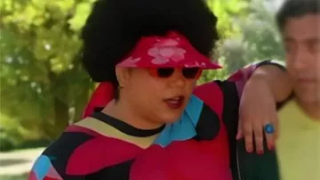 Mi vida es un asesinato S05 Sudadera con estampado mixto usado por Ebony Vagulans en la temporada 5 de MI VIDA ES UN ASESINATO Confirmado ???? Lucy Lawless regresa con nuevos misterios ????