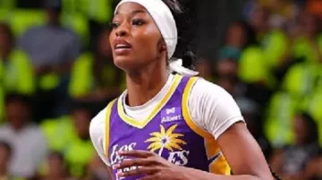 Camiseta morada de Jackson utilizada por Rickea Jackson en ???? A'ja Wilson DETENIDA por compañeros de equipo y entrenador después de empujar al suelo! | Las Vegas Aces vs NY Liberty