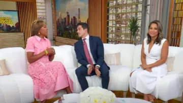 Ted Baker Molenaa Robe portefeuille midi sans manches portée par Ginger Zee comme on le voit dans Good Morning America le 5 août 2025