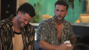 Chemise tissée boutonnée en rayonne Unionbay portée par Cody Wright comme on le voit dans Perfect Match (S03E02)