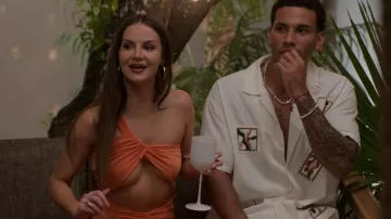 Floerns 2 Piece Outfit One Shoulder Crop Top avec jupe fendue à la cuisse Ensemble porté par Sandy Gallagher comme on le voit dans Perfect Match (S03E02)
