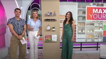 Camisola de satén con cuello de cuello vuelto Veronica Beard Sola usada por Janelle Lam como se ve en Today with Jenna & Friends el 5 de agosto de 2025