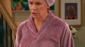 Leanne S1 Leanne Morgan Bata de vellón púrpura de Leanne (Leanne Morgan) en Leanne (S01E04)