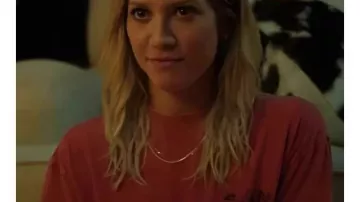 The Hunting Wives 2025 Sophie O'Neil Camiseta rosa de Sophie O'Neill (Brittany Snow) en The Hunting Wives (S01E03)