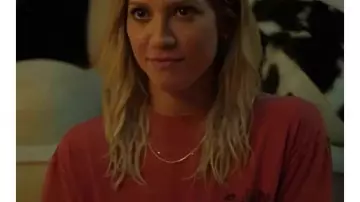 The Hunting Wives 2025 Sophie O’Neil Pink T-Shirt of Sophie O’Neill (Brittany Snow) in The Hunting Wives (S01E03)