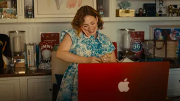 Tuckernut Misty Blue Chloe Vestido usado por Jenna (Rachel Rosenbloom) como se ve en Platonic (S02E01)