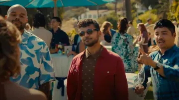 Lunettes de soleil polarisantes Ray Ban Rectangle Honey Crystal Brown portées par Omar (Vinny Thomas) comme on le voit dans Platonic (S02E01)