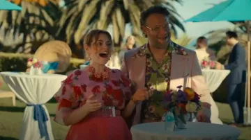 Carolina Herrera Chemisier en soie à imprimé floral porté par Jenna (Rachel Rosenbloom) comme on le voit dans Platonic (S02E01)